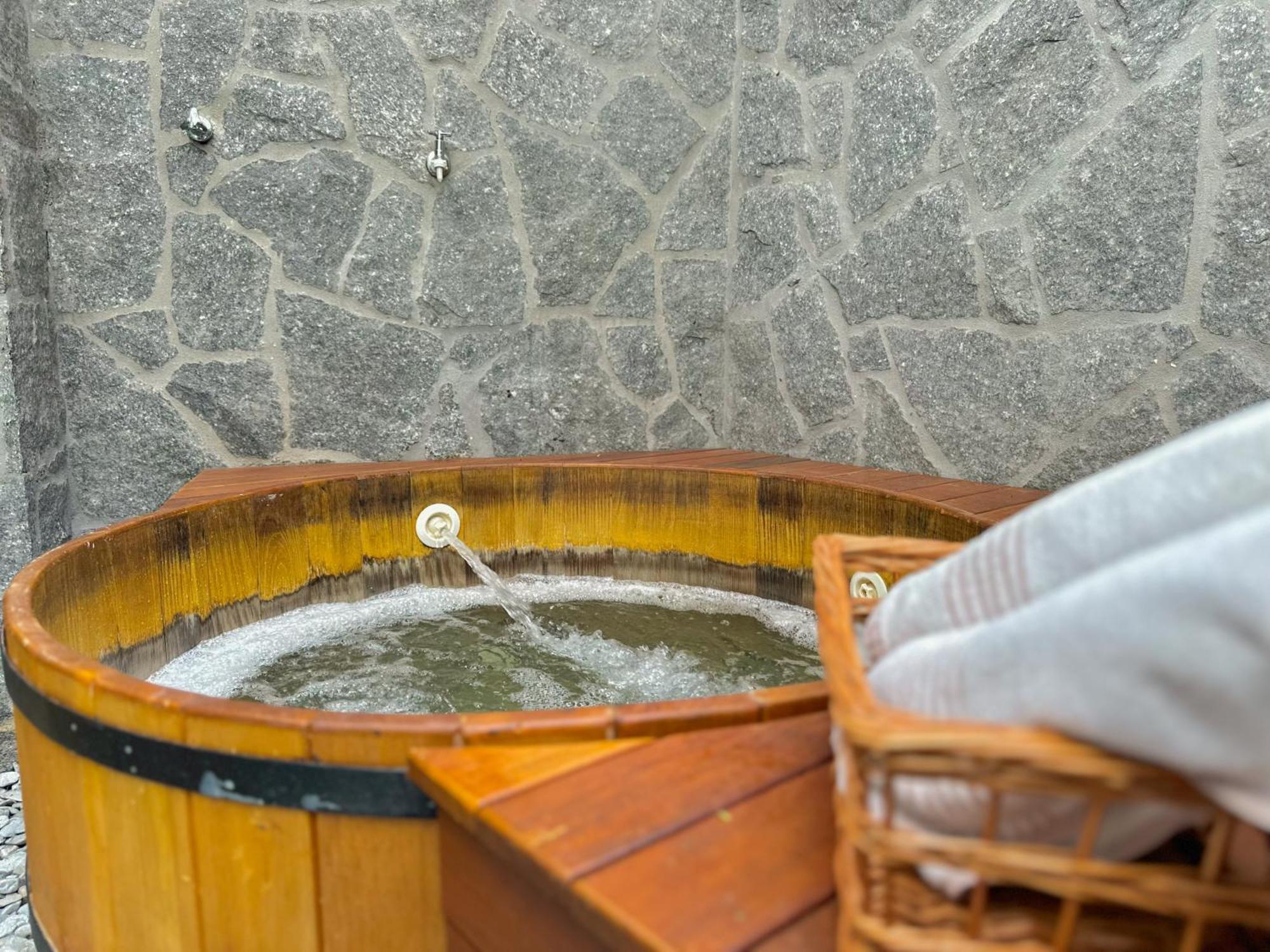 Passagem Concept Hotel E Spa กาโบฟรีโอ ภายนอก รูปภาพ A wooden hot tub